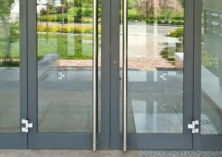 Drzwi aluminiowe wahadłowe