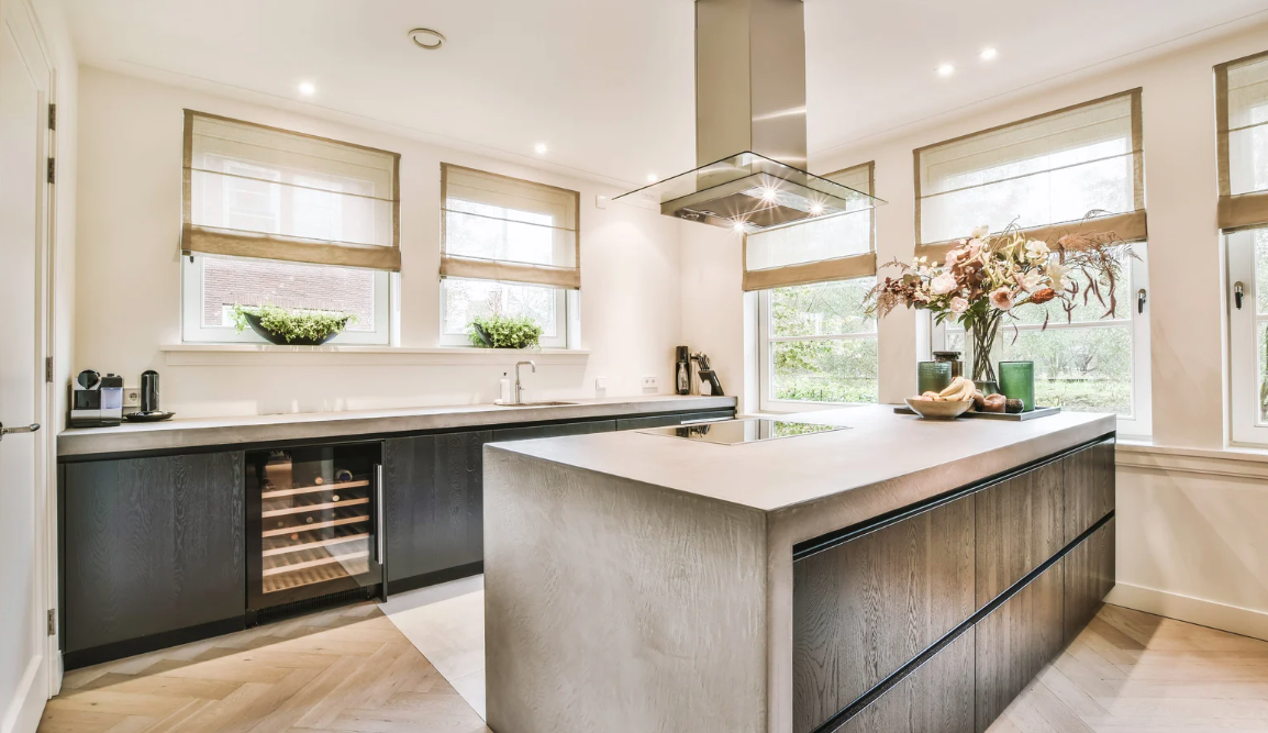 nowoczesna kuchnia z dużą ilością okien