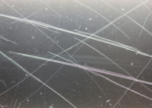 Porysowana szyba w oknie