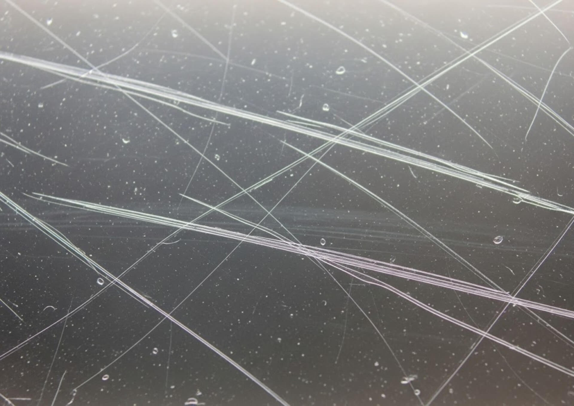 Porysowana szyba w oknie